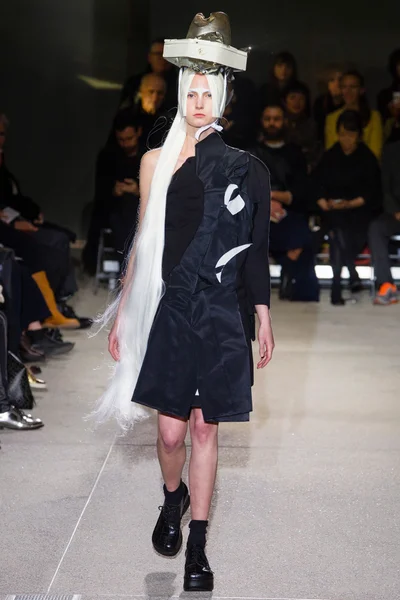 Look 16